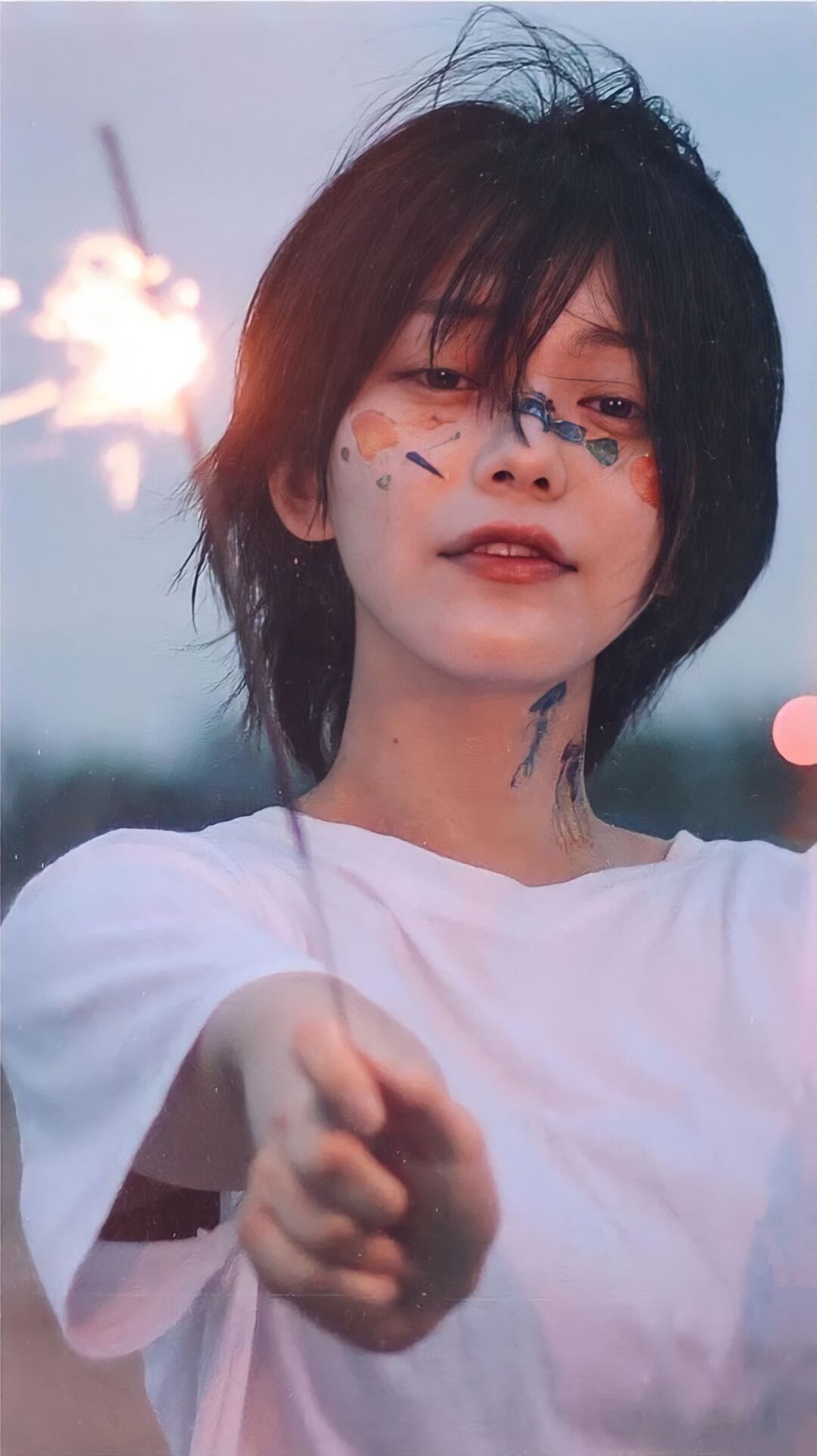 手拿星星炮白色衬衫女孩美图