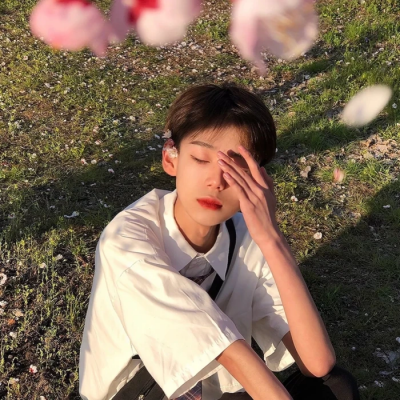 宝藏男孩ins风超级帅气的头像精选_世俗会多点温柔愿你也少点难过