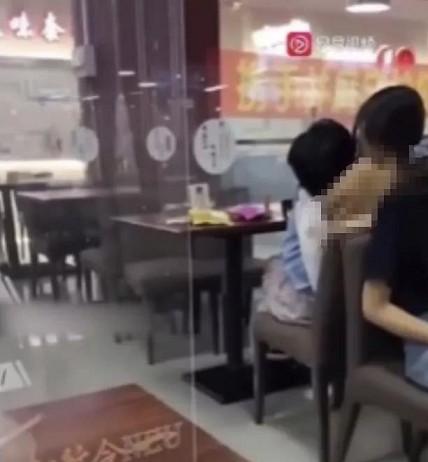 大学食堂情侣脱衣喂奶：不堪入目！