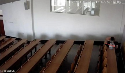 大学食堂情侣脱衣喂奶：不堪入目！