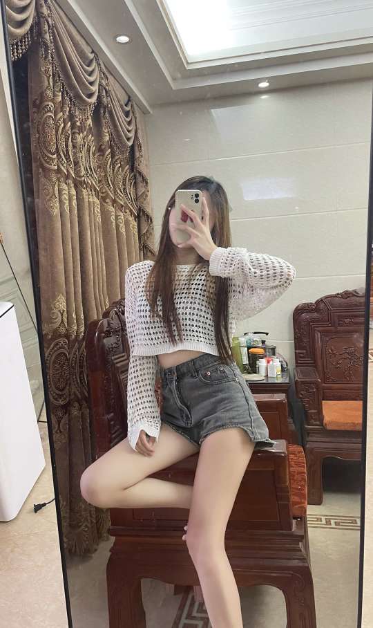 腿很细很白很长的超短裤小姐姐美图